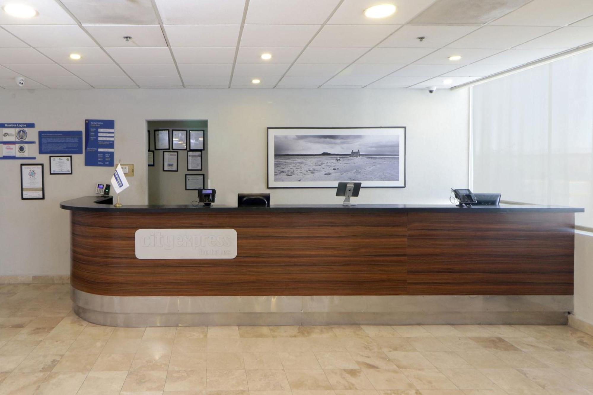 City Express By Marriott Nuevo Laredo Buitenkant foto
